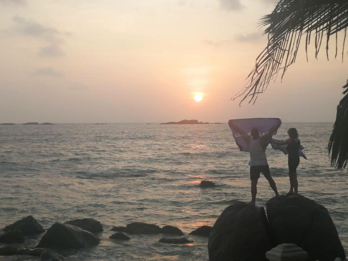 Happy Beach Villa Resort Unawatuna Bagian luar foto