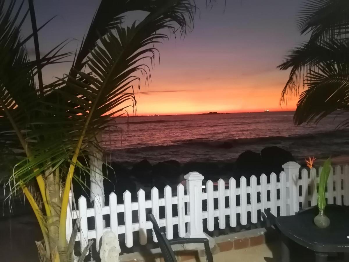 Happy Beach Villa Resort Unawatuna Bagian luar foto
