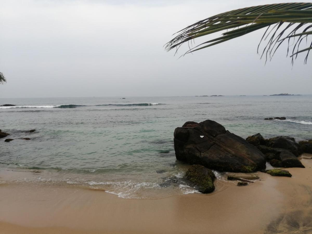 Happy Beach Villa Resort Unawatuna Bagian luar foto