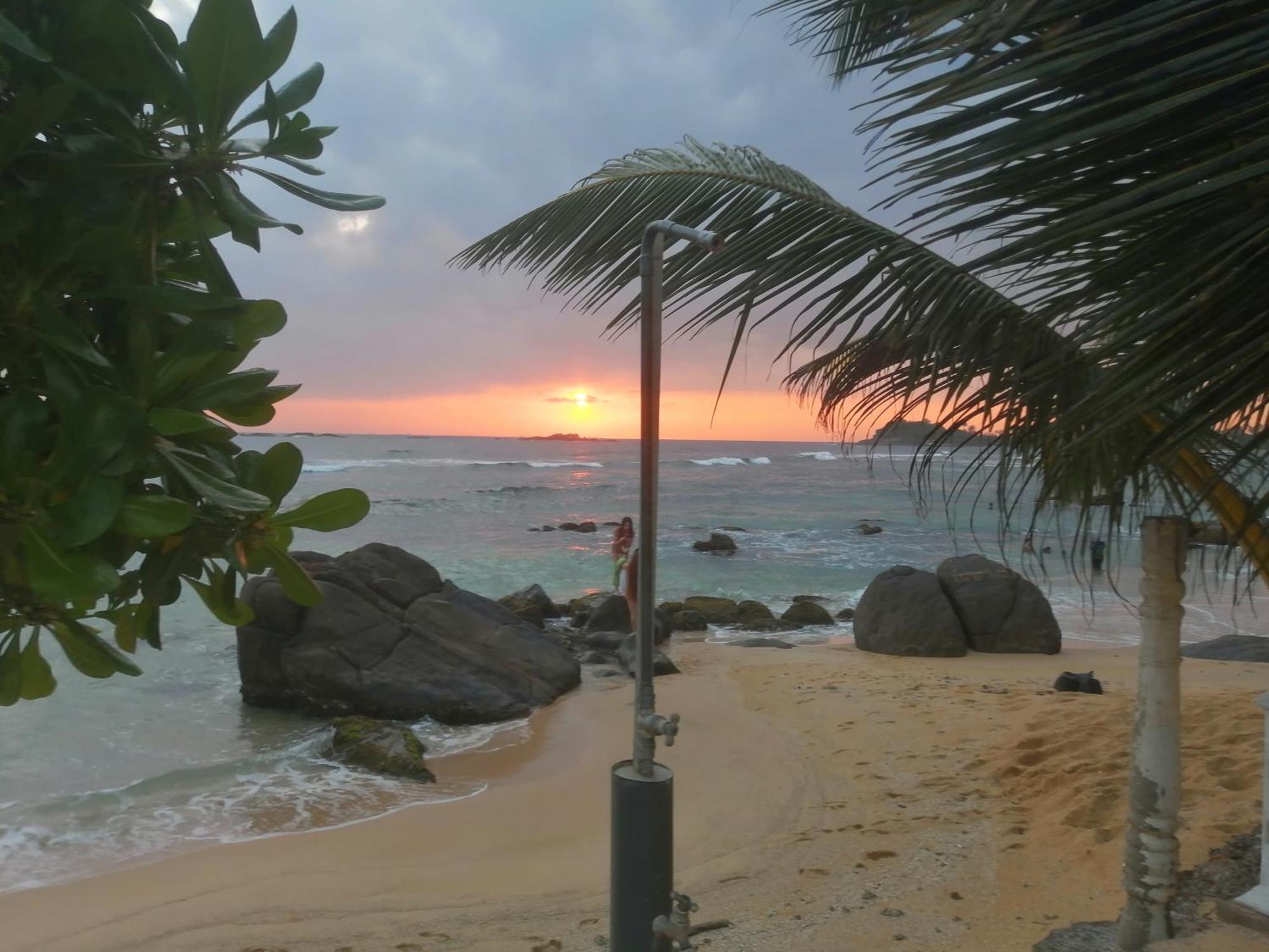 Happy Beach Villa Resort Unawatuna Bagian luar foto