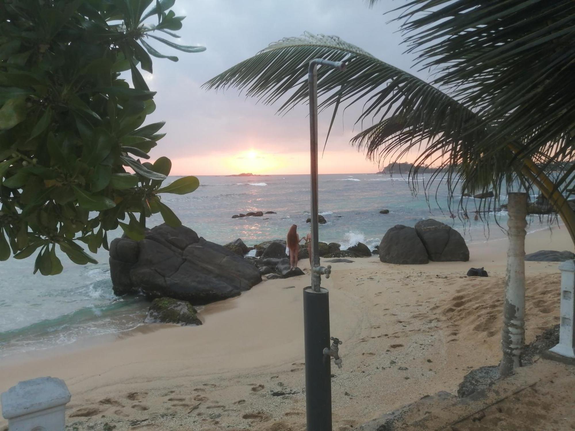 Happy Beach Villa Resort Unawatuna Bagian luar foto
