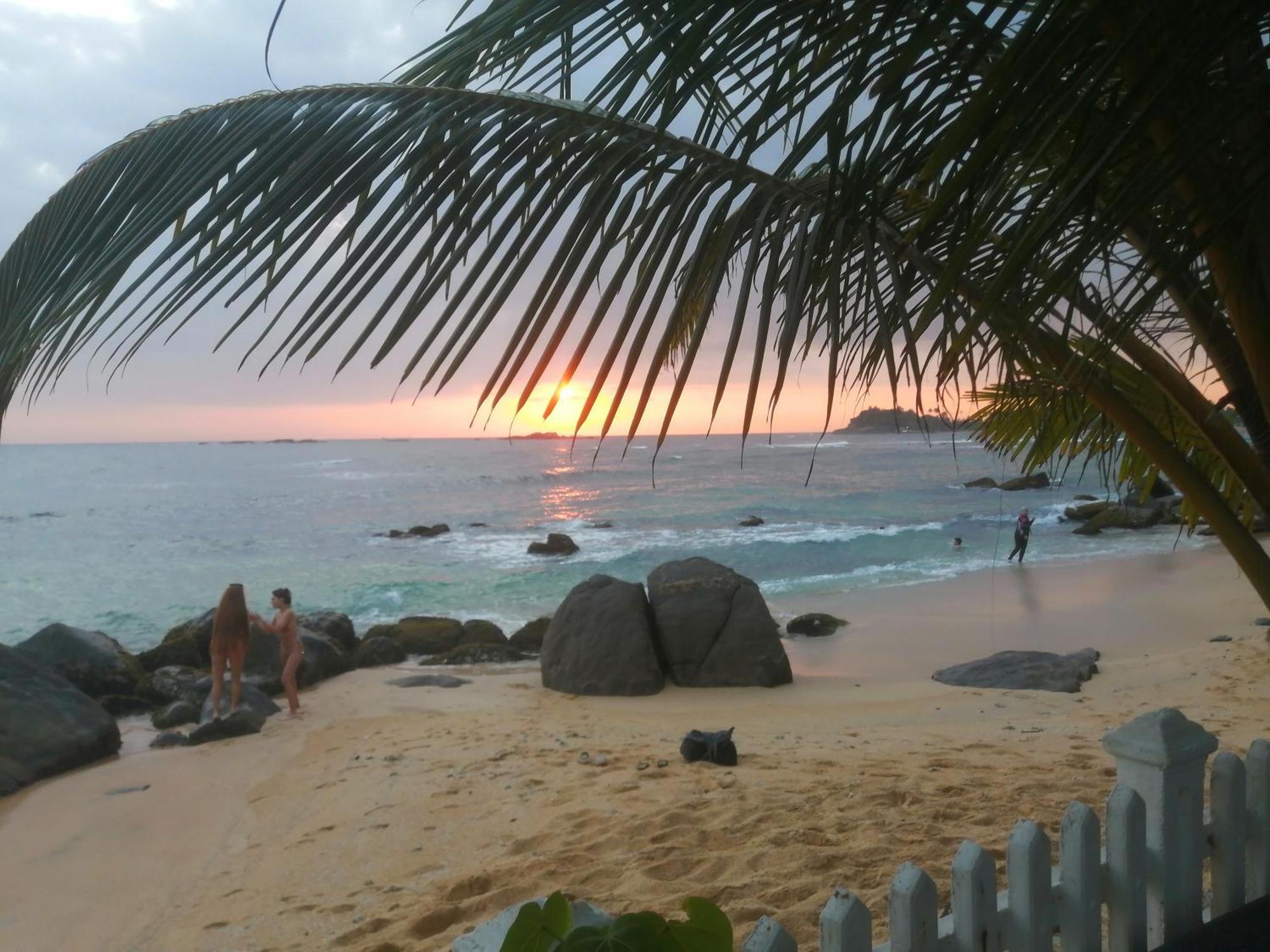Happy Beach Villa Resort Unawatuna Bagian luar foto